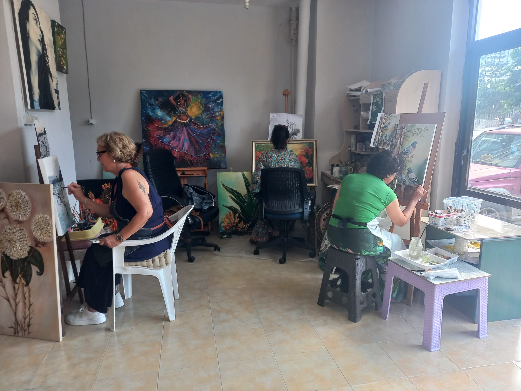 Hadra Nezihe Budur Sanat Atölyesi'nde çalışan öğrenciler